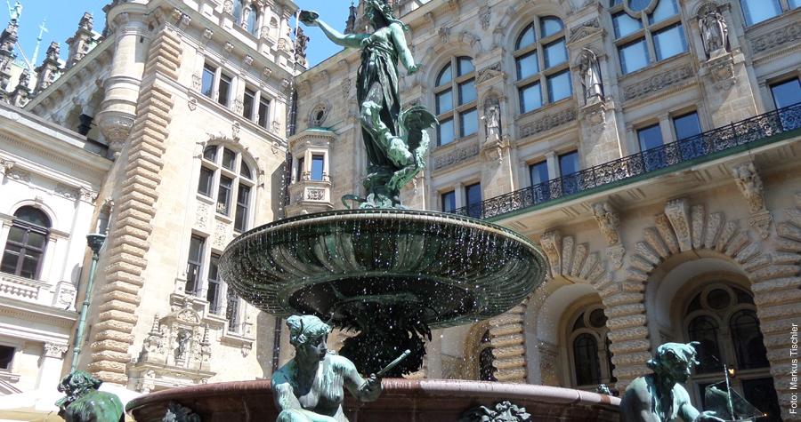 Brunnen in Innenhof des Rathauses