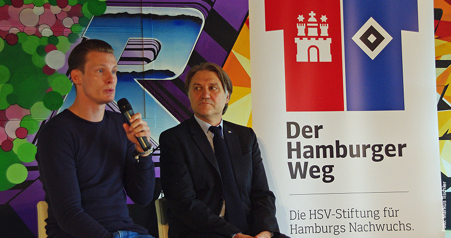 Ex-Profi Marcell Jansen (l.) und Dietmar Beiersdorfer, Vorstandsvorsitzender der HSV Fußball AG, stellen die HSV-Stiftung „Der Hamburger Weg“ vor.