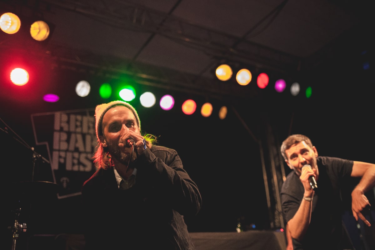 Gerard und OK Kid auf der Bühne am Spielbudenplatz